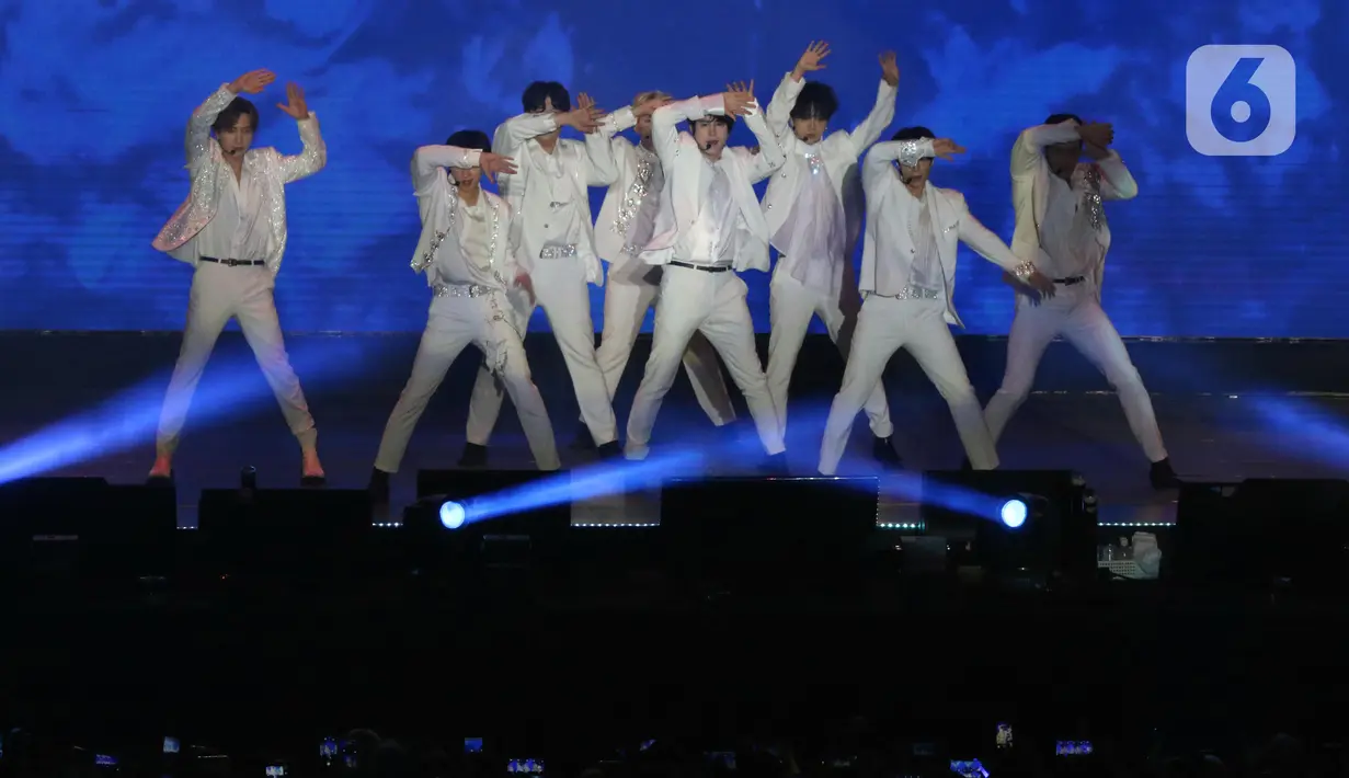 Personel Boy Band asal Korea Selatan, Super Junior saat membawakan lagu pada konser Super Junior World Tour - Super Show 8 Infinite Time in Jakarta di ICE BSD Tangerang, Sabtu (11/1/2020). Konser disaksikan ribuan penggemar. (Liputan6.com/Helmi Fithriansyah)