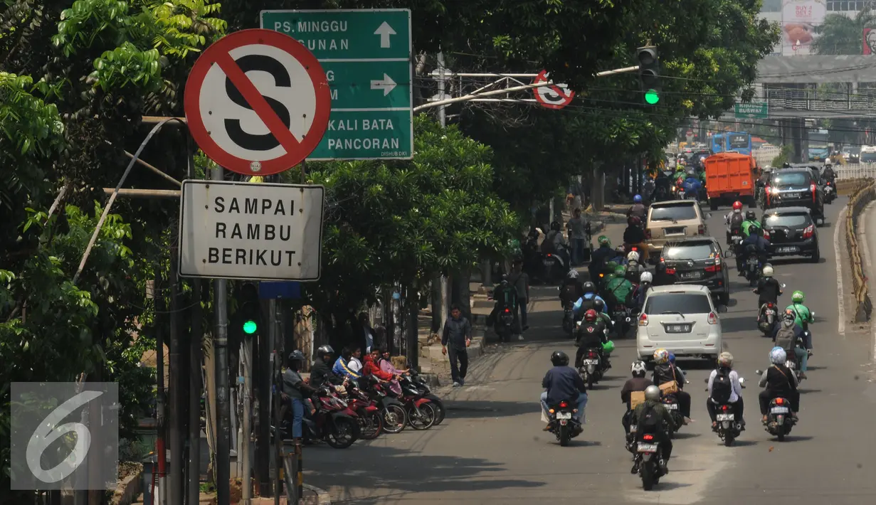 Rambu larangan parkir terpampang di sisi Jalan Mampang Prapatan, Jakarta, Jumat (12/8). Rambu larangan parkir dan berhenti yang ada akan disesuaikan dengan Peraturan Menhub No 34 Tahun 2014 tentang Marka Jalan. (Liputan6.com/Helmi Fithriansyah)