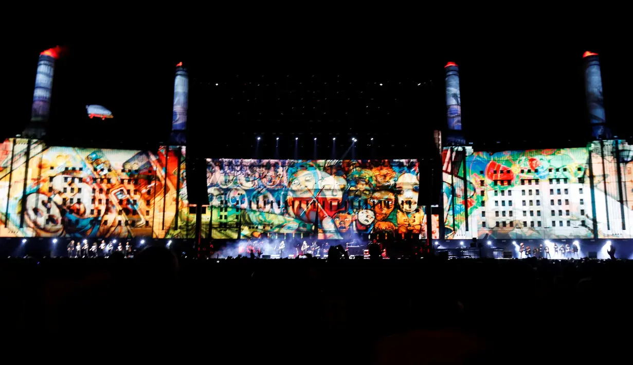 Suasana panggung saat musisi Roger Waters tampil di festival musik Desert Trip di Empire Polo Club di Indio, California AS, (9/10). (REUTERS/Mario Anzuoni)
