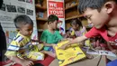 Antusias anak-anak membaca buku di Yayasan 1001 Buku, Jakarta, Senin (8/5). Memperingati Hari Pendidikan Nasional pada 2 Mei, TIKI mendonasikan dana untuk Yayasan 1001 Buku yang mempunyai jaringan hingga ke pelosok negeri. (Liputan6.com/Faizal Fanani)