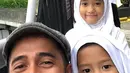 "Jujur, iri sama keluarga yang lain. Kemarin Jalu (anaknya) bangun tidur tiba-tiba ngomong gini, 'ayah, Jalu pergi kerja dulu ya'. Kalimat itu yang biasa saya omongin ke mereka. Saya kaget dan merasa bersalah," ujar Irfan Hakim. (Instagram/irfanhakim75)