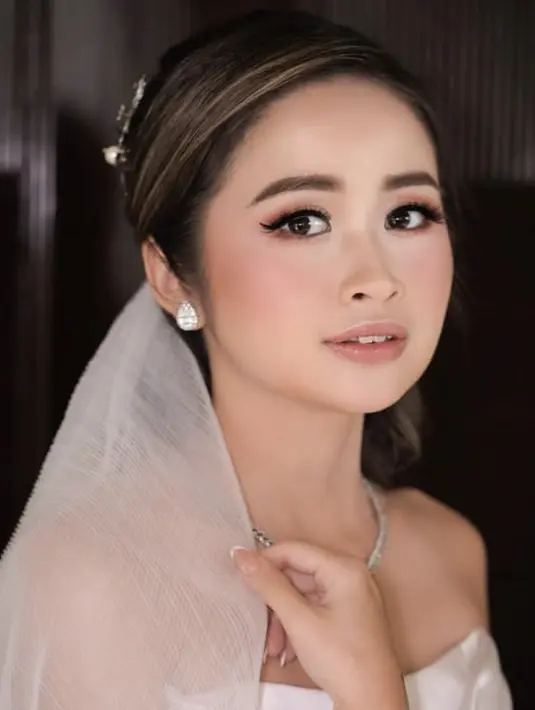 Di hari bahagianya tersebut, Gritte tampil menawan dengan riasan wajah flawlessnya. MUA Victoria Makeup mengaplikasikan blushon pink serasi dengan eyeshadownya, lalu memoles lipstik nude glossy.  [@victoria_makeupatelier]