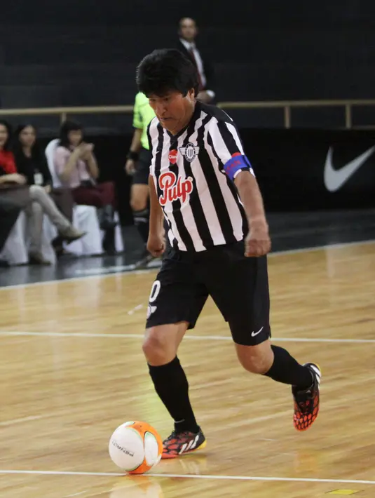 Presiden Bolivia, Evo Morales mengontrol bola saat pertandingan melawan warga Bolivia di Asuncion, Paraguay, (29/6/2015). Morales melakukan kunjungan resmi satu hari di Paraguay. (REUTERS/Mario Valdez)