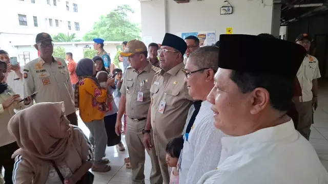 Wakil Gubernur (Wagub) DKI Jakarta, Rano Karno, mengunjungi Rumah Susun (Rusun) Sederhana Sewa Persaki di Daan Mogot, Jakarta, pada Jumat (21/2/2025). (Liputan6.com/Fauziah)