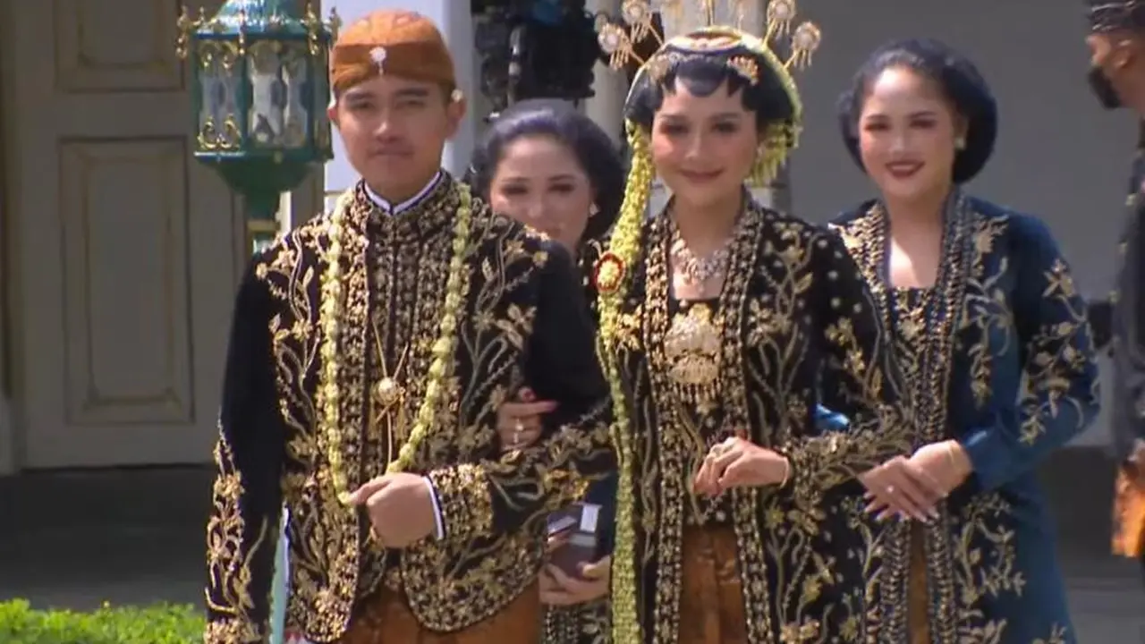 Gaya Kaesang Pangarep-Erina Gudono dalam Balutan Busana Solo Putri di Acara Tasyakuran