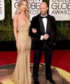 Model asal Inggris, Rosie Huntington-Whiteley mengumumkan  telah bertunangan dengan kekasihnya yang sudah lima tahun bersama, Jason Statham di acara Golden Globe Awards 2016 pada Minggu (10/1/2016) malam. (AFP/Bintang.com)