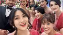 Erina tampil bersama bridesmaid yang juga finalis Puteri Indonesia. Seperti biasanya, Erina pun tampil memukau dengan kebayanya.  [@virgyatak]