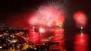 Kembang api meledak di atas langit pada malam pergantian tahun di kota pesisir Valparaiso, Chile, Minggu (1/1). Sebagian besar negara merayakan datangnya tahun baru 2017 dengan pesta kembang api. (REUTERS/Rodrigo Garrido)