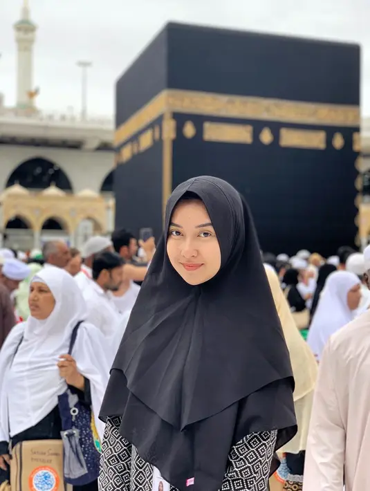 Kevin juga membagikan momennya ketika beribadah ke Tanah Suci Mekah. Dalam balutan hijab hitam, Kevin tampil tanpa riasan yang justru memancarkan cantik alaminya.  (Liputan6.com/IG/kevinlln)