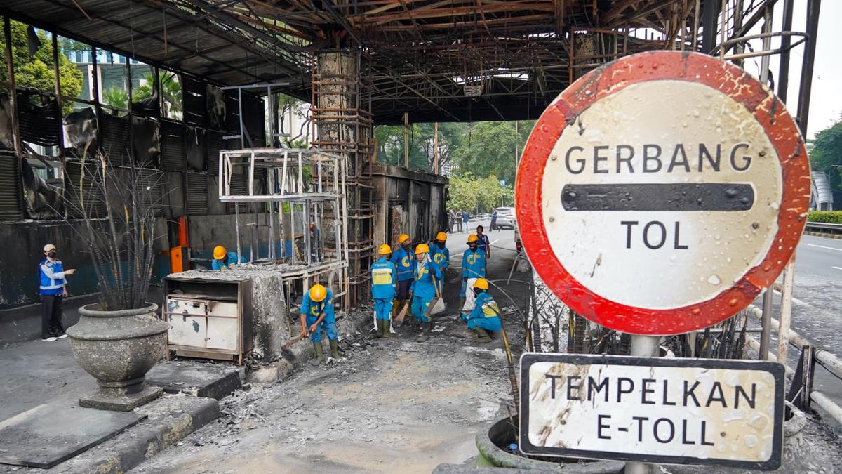Dibakar saat Demo, 7 Pintu Tol di Ruas Cawang-Tomang-Pluit Ditutup Sementara