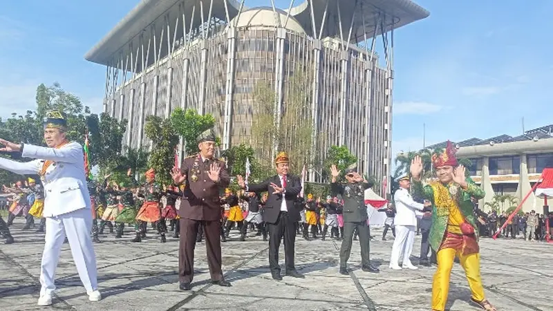 Kapolda Riau Irjen Mohammad Iqbal bersama Forkopimda menari Tari Riau Satu pada puncah Hari Bhayangkara di halaman kantor Gubernur Riau.