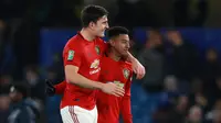 Bek Manchester United, Harry Maguire berselebrasi dengan Jesse Lingard (kanan) pada akhir babak keempat Carabao Cup di Stamford Bridge, Rabu (30/10/2019). MU melaju ke perempat final Carabao Cup setelah membekuk Chelsea 2-1. (AP/Ian Walton)