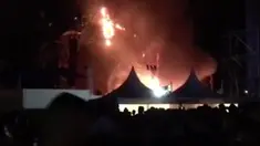 Gambar yang diambil dari video oleh David Belmonte, api menelan panggung outdoor selama festival musik elektronik "Tomorrowland" di Barcelona, Spanyol, (29/7). Ribuan pengunjung terpaksa dievakuasi akibat kejadian tersebut. (David Belmonte via AP)