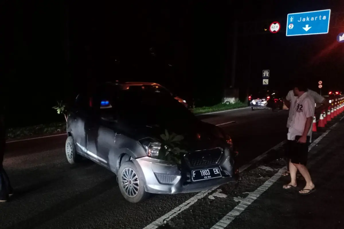 Kecelakaan beruntun di putaran Adipura Tol Jagorawi, Kota Bogor menyebabkan tiga unit mobil ringsek di bagian depan dan belakang. (Istimewa)