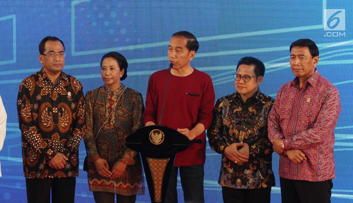 Presiden Joko Widodo atau Jokowi didampingi tiga menteri serta Ketua Umum Partai Kebangkitan Bangsa (PKB) Muhaimin Iskandar saat meresmikan Stasiun Bandara Soekarno-Hatta (2/1). (Liputan6.com/Pool)