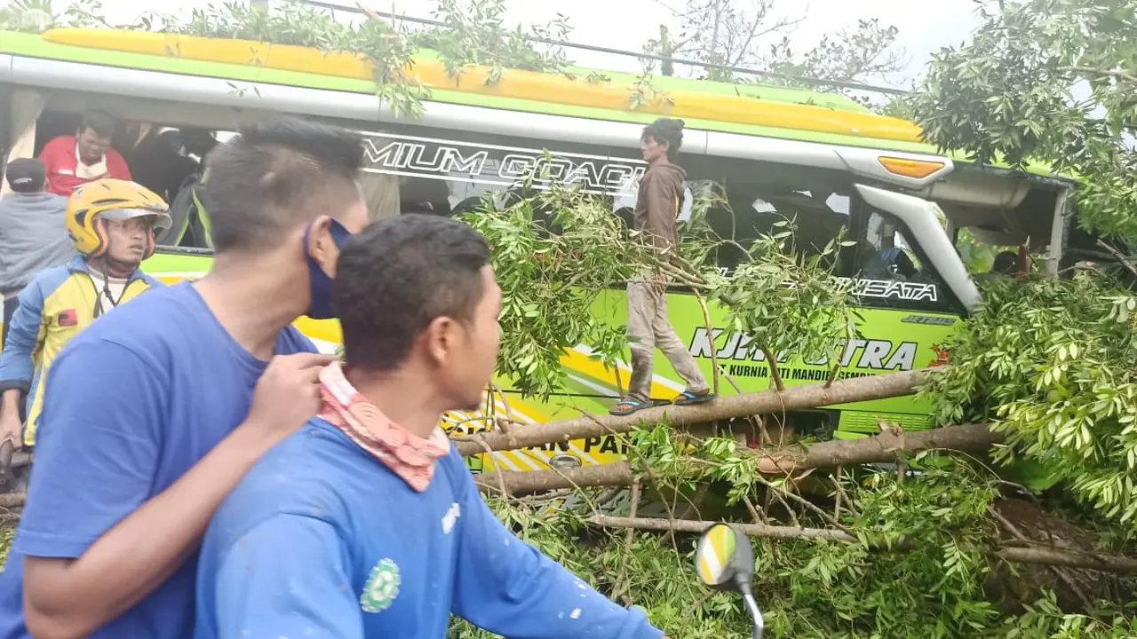 Kecelakaan bus wisata yang juga melibatkan sejumlah sepeda motor dan menewaskan empat orang dan belasan lainnya luka-luka di Garung, Wonosobo. (Foto: Liputan6.com/Istimewa-Grup RAPI BNA)