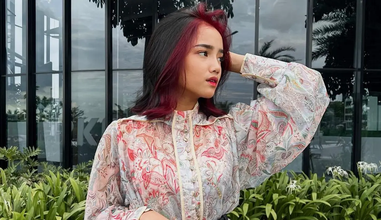 Ia terlihat tampil dengan gaya rambut red fringe yang membuat penampilannya cukup berbeda. Meski begitu, tak sedikit netizen yang menyebut jika warna merah pada rambutnya dianggap cocok. (Liputan6.com/IG/@fuji_an)