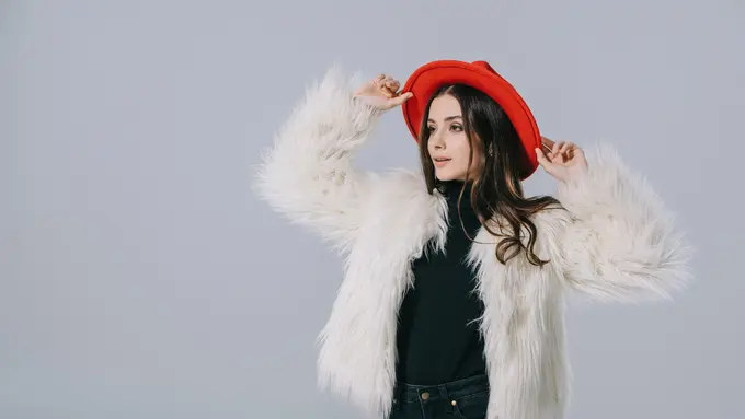 Terinspirasi dari Mie Sedaap Pedas Favoritmu, Ide Outfit Nonton Konser Ini Bikin Penampilan Makin Slay!