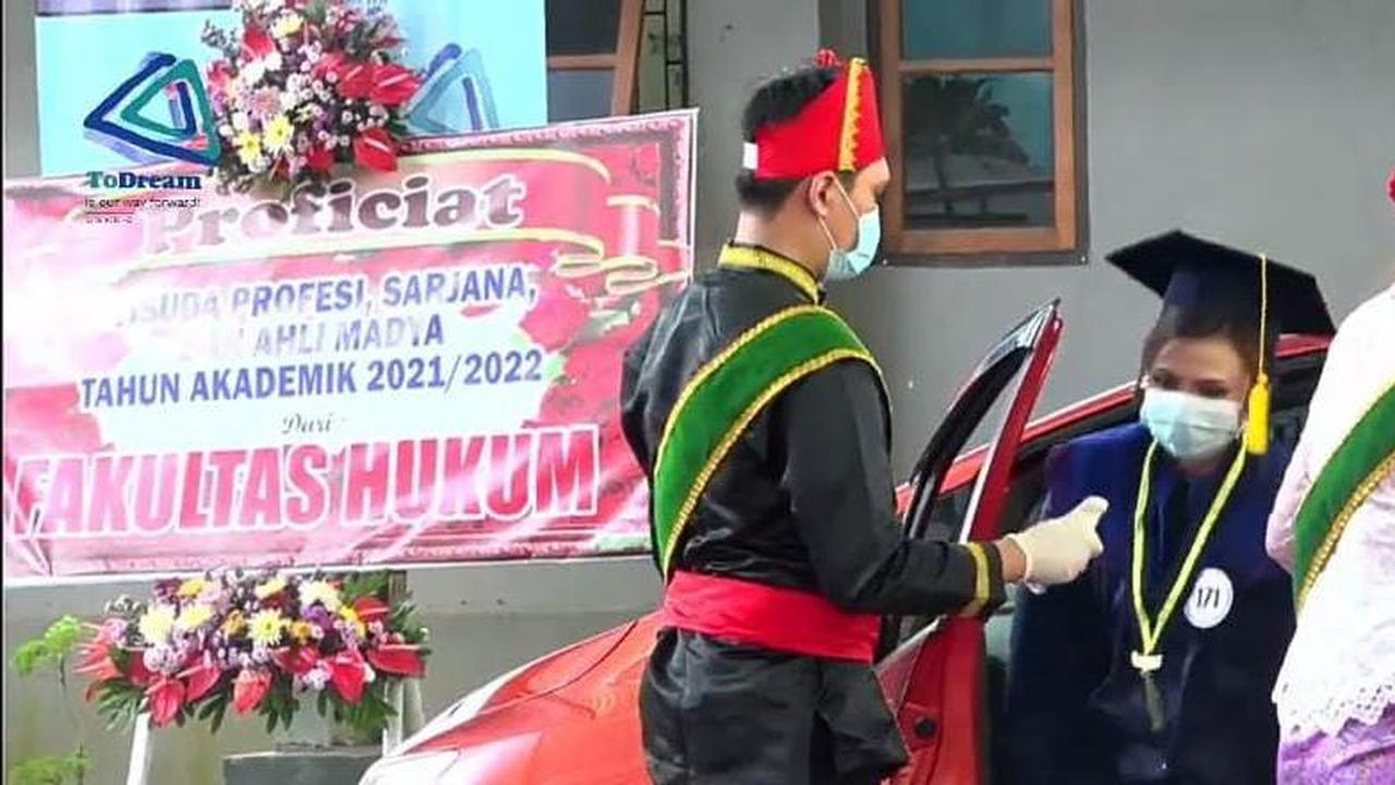 Unika De La Salle Manado mengambil model wisuda yang berbeda yakni secara drive thru, merupakan suatu yang unik.