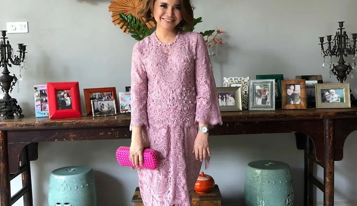 Rossa juga tampil dengan kebaya modren brokat lengan panjang warna pink. Dengan bawahan yang sama dengan bahan atasannya. 