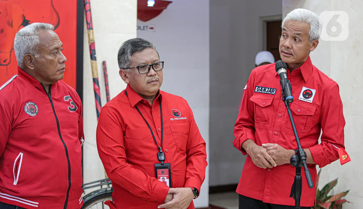 Gubernur Jawa Tengah Ganjar Pranowo bersama Sekretaris Jendral PDI Perjuangan Hasto Kristianto dan Ketua DPP PDIP Bidang Kehormatan Komarudin Watubun memberikan keterangan usai dipanggil di DPP PDIP, Jakarta, Senin (24/10/2022). Gubernur Jawa Tengah (Jateng) Ganjar Pranowo menegaskan bahwa dirinya akan taat terhadap aturan Partai PDI Perjuangan (PDIP) soal Capres 2024. (Liputan6.com/Faizal Fanani)