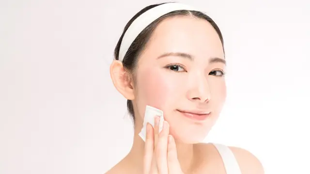 Melembapkan Kulit Berminyak Itu Penting, Cari Tahu Trik Perawatan dan Kandungan Skincare yang Tepat Yuk!