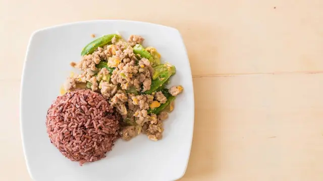 Nasi Merah dengan Sayuran Makanan yang Cocok Untuk Kamu Menjalankan IF (photo by freepik.com)