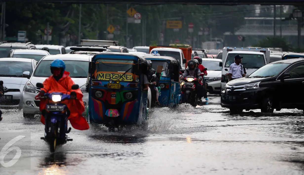 Pengendara motor melewati genangan air di kawasan Jalan Merdeka Timur, Jakarta, Selasa (1/11). Hujan deras disertai angin yang mengguyur wilayah Jakarta, mengakibatkan genangan di sejumlah ruas jalan. (Liputan6.com/Faizal Fanani)