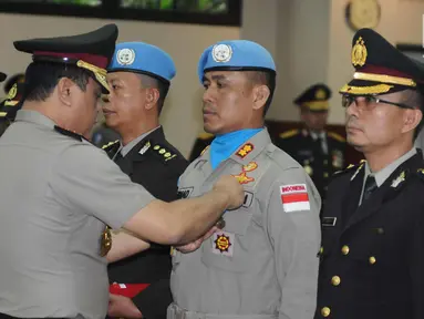 Wakapolri Komjen Pol Syafruddin menyematkan Satya Lencana Bhakti Buana kepada anggota Kontingen Formed Police Unit (FPU) di Mabes Polri, Jakarta (31/1). 200 polisi mendapatkan bintang kehormatan dari Presiden Joko Widodo. (Liputan6.com/Helmi Fithriansyah)