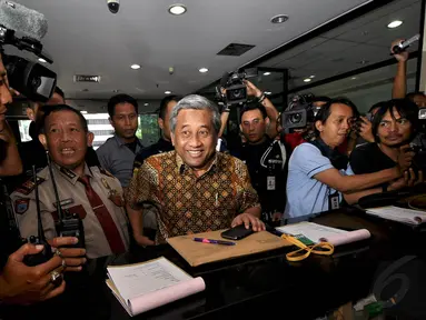Mantan Mendikbud, M Nuh melaporkan daftar harta kekayaannya ke KPK, Jakarta, Selasa (9/12/2014). (Liputan6.com/Miftahul Hayat)