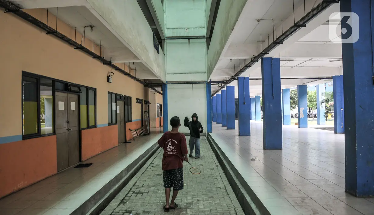 Anak-anak saat bermain di lorong salah satu tower Rusunawa Pulo Gebang Indah, Cakung, Jakarta Timur, Minggu (11/12/2022). Kepala Dinas PPAPP DKI Jakarta Tuty Kusumawati menyatakan, rusun ini menjadi prototipe pembentukan dan pengembangan RSRA dalam rangka memperingati Hari Anti Kekerasan Terhadap Perempuan Anak. (merdeka.com/Iqbal S Nugroho)