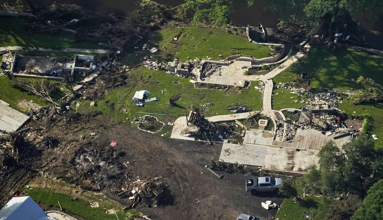 Banjir yang terjadi pada Jumat (4/7/2025) dini hari itu menyapu lokasi perkemahan di tepi Sungai Guadalupe, Kerr County, ketika sekitar 750 anak-anak dan remaja putri sedang mengikuti Camp Mystic, sebuah acara kemah pada musim panas yang rutin dilakukan saat musim libur di Texas, Amerika Serikat. (AP Photo/Gerald Herbert)