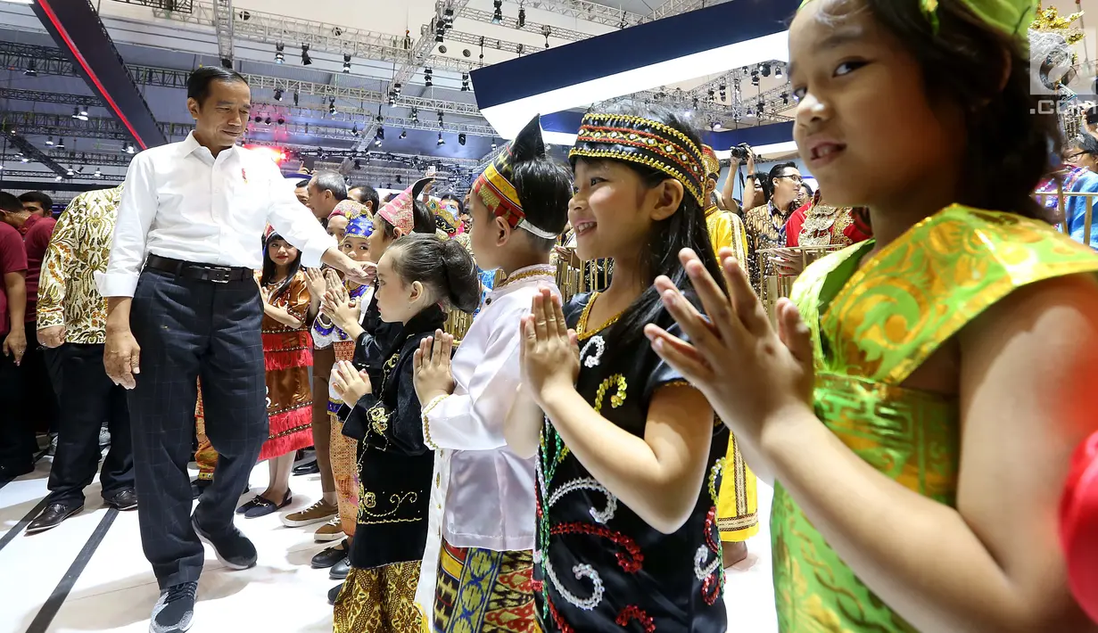 Presiden Jokowi menyapa anak-anak saat meninjau pameran pada pembukaan GAIKINDO Indonesia International Auto Show (GIIAS) 2018 di ICE BSD, Tangsel, Kamis (2/8). GIIAS 2018 mengambil tema Expand Ideas Beyond Mobility. (Liputan6.com/Fery Pradolo)