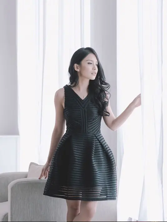 Pose cantik Chelsea Olivia dalam balutan gaun hitam pendek yang membuat kecantikannya semakin terpancar. (Photo : Instagram)
