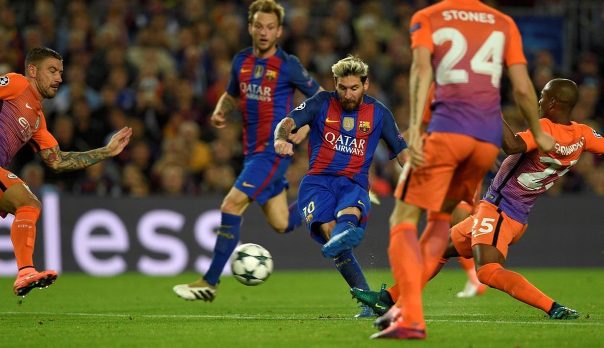 Pemain Barcelona, Lionel Messi, mencetak gol ke gawang Manchester City dalam laga Grup C Liga Champions di Camp Nou, Barcelona, Kamis (20/10/2016) dini hari WIB. (AFP/Lluis Gene)