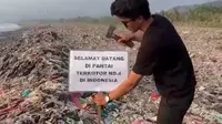 Aksi pemuda dari Pandawa Group buat video ajakan terbukan bersihkan sampah di pantai Cibutun Loji, Sebut jadi pantai terkotor nomor 4 di Indonesia (Liputan6.com/Istimewa)