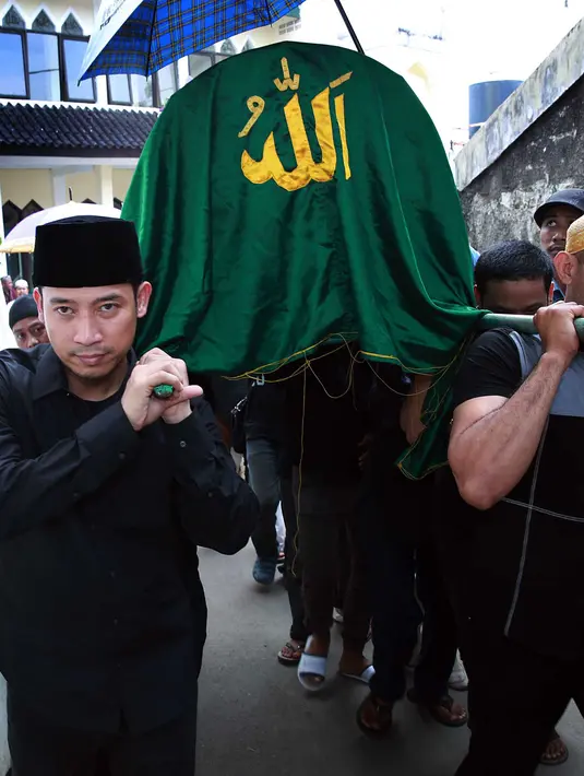 Begitu jenazah tiba di rumah duka, pihak keluarga pun tak mau membuang waktu. Pemilik sekaligus inspirasi munculnya goyang Bang Jali itu telah dimakamkan sebelum waktu salat Zuhur tiba. (Deki Prayoga/Bintang.com)