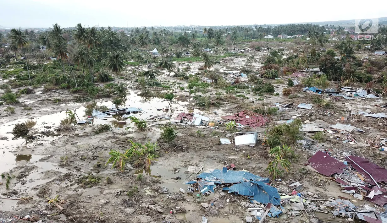 Pantauan udara ratusan rumah terendam lumpur dan tanah di Petobo, Palu Selatan, Sulawesi Tengah, Rabu (3/10). Fenomena likuifaksi tersebut terjadi pasca gempa berkekuatan 7,4. (Liputan6.com/Fery Pradolo)