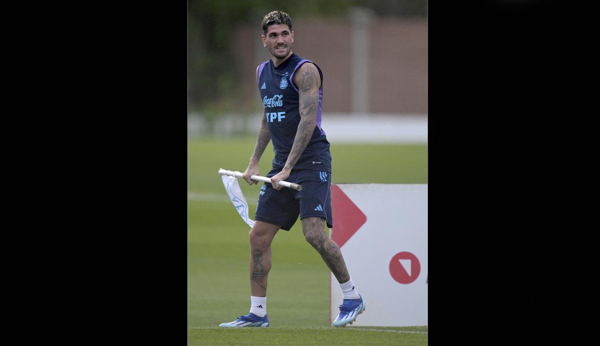 Ekspresi usil pemain Timnas Argentina, Rodrigo De Paul, saat memegang tongkat pembatas tendangan pojok dalam sesi latihan yang berlangsung di Ezeiza, Buenos Aires, Rabu (11/10/2023) WIB. (AFP/Juan Mabromata)
