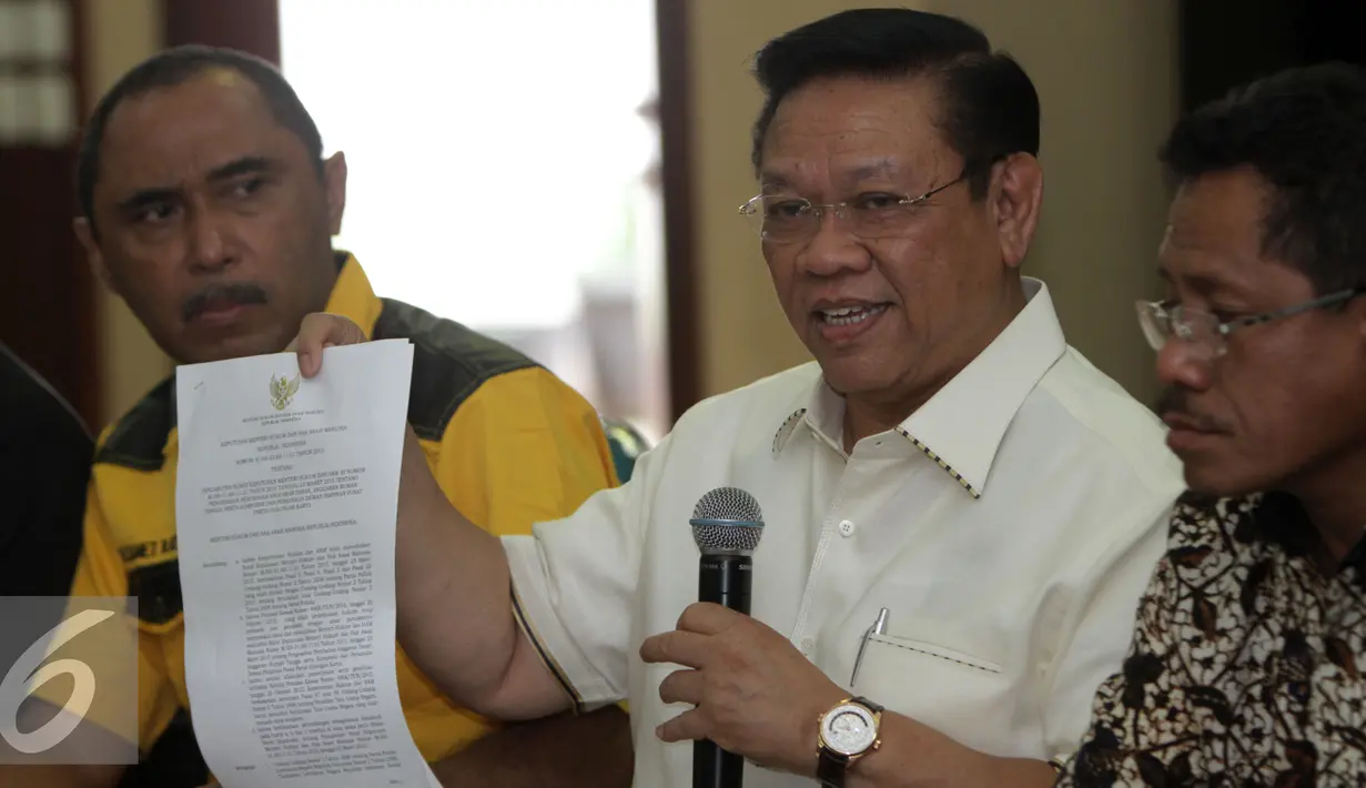 Agung Laksono memperlihatkan dokumen saat melakukan konfrensi pers menanggapi SK Menteri Hukum dan HAM (Menkumham) Yasonna Laoly yang mencabut SK Kepengurusan Golkar hasil Munas Ancol, Jakarta, Kamis (31/12). (Liputan6.com/Yoppy Renato)