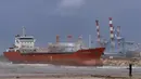 <p>Seorang pria berswafoto dengan latar belakang kapal kargo pembawa semen Zelek Star yang terdampar di pantai Laut Mediterania, Kota Ashdod, Israel, Jumat (27/12/20190). Angin kencang dan ombak besar membuat kapal menjauh dari titik jangkar di dekat Pelabuhan Ashdod sehari sebelumnya. (JACK GUEZ/AFP)</p>