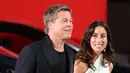 Tidak hanya George Clooney, Brad Pitt juga tampil dengan pacar barunya, Ines de Ramon.