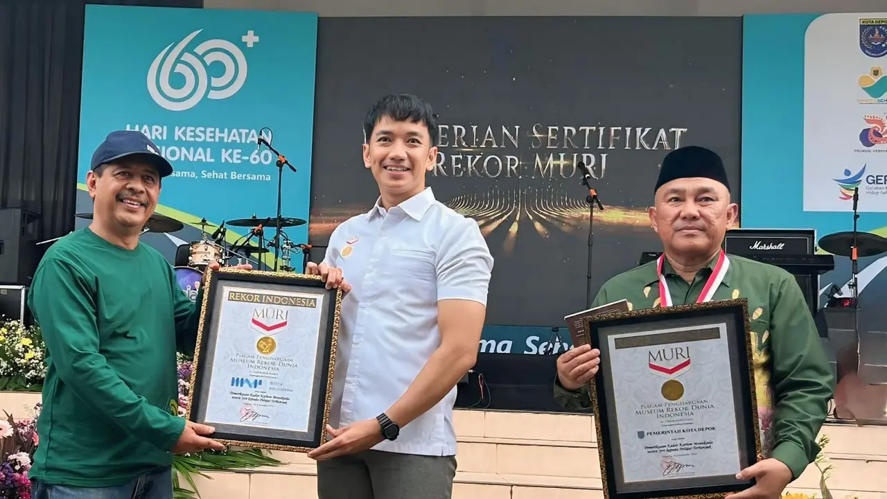 General Sales Manager PT Mitra Asa Pratama Teguh Purnomo, Perwakilan MURI Triyanto dan Wali Kota Depok Mohammad Idris menerima sertifikat Rekor MURI.