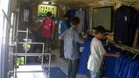 Merchandise Persib seperti kaos, syal, masih diburu bobotoh (Bola.com/Bagas Rahadyan)
