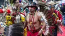 Penari dari Mescalero Apache Nation, Tino Trujillo saat mengikuti Grand Entry of the Denver March Powwow di Denver, Colorado (24/3). (AFP/Jason Connolly)