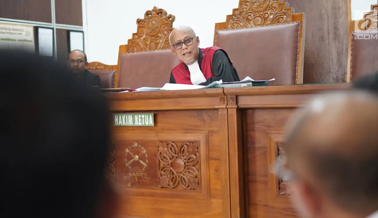 Hakim Achmad Guntur saat memimpin sidang permohonan praperadilan tersangka dugaan makar dan kepemilikan senjata api ilegal Kivlan Zen di PN Jakarta Selatan, Senin (22/7/2019). Sidang praperadilan kembali digelar setelah sempat ditunda pada 8 Juli 2019 lalu. (Liputan6.com/Immanuel Antonius)
