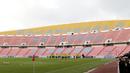 Suasana tampak dalam dari Stadion Rajamangala, Bangkok, Jumat (16/11). Stadion dengan kapasitas 49.722 kursi itu akan menggelar laga Piala AFF 2018 antara Thailand melawan Timnas Indonesia. (Bola.com/M. Iqbal Ichsan)