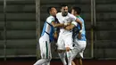Ekspresi Stefano Lilipaly (tengah) usai menjebol gawang Singapura saat Piala AFF 2016, Manila, Jumat (25/11). Timnas Indonesia memastikan diri ke semifinal Piala AFF 2016 usai mengalahkan Singapura 2-1. (AFP PHOTO / Ted Aljibe)
