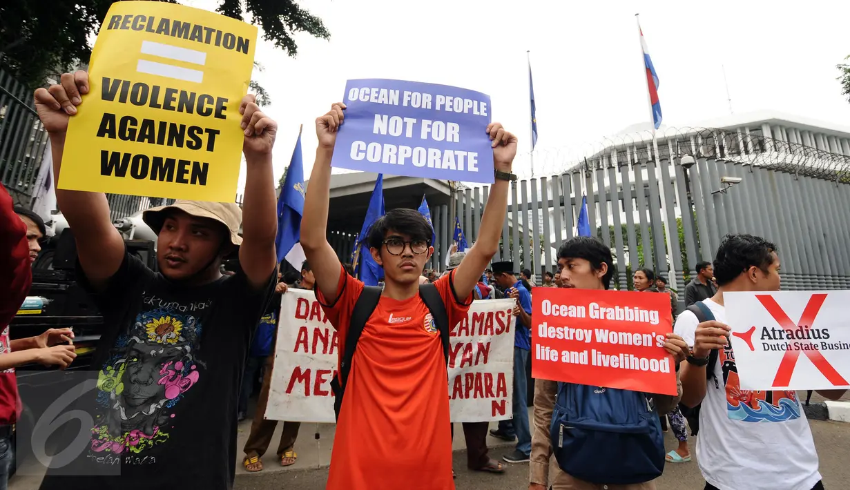 Aktivis Koalisi Selamatkan Teluk Jakarta membentangkan tulisan saat aksi di depan Kedubes Belanda di Jakarta, Rabu (23/11). Mereka meminta upaya investasi pembangunan infrastruktur di Teluk Jakarta dihentikan. (Liputan6.com/Helmi Fithriansyah)