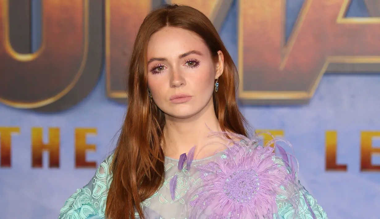 Aktris Karen Gillan berpose saat menghadiri pemutaran perdana film "Jumanji: The Next Level" di Los Angeles, California, AS (9/12/2019). Wanita asal Skotlandia ini tampil cantik mengenakan gaun biru tipis yang dihiasi sulaman bunga-bunga berbulu. (AFP/Jean-Baptiste Lacroix)